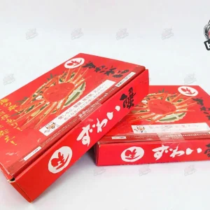 4. Hướng dẫn chọn mua và bảo quản chân cua tuyết đông lạnh nhập khẩu Chọn mua: Kiểm tra bao bì và nhãn mác rõ ràng, có ghi “Hokkaido”, “Japan”, “Snow Crab Legs”, “600g”. Sản phẩm còn nguyên đai, không bị rã đông, tránh mua hàng đã tan rồi đóng băng lại. Giá cả phù hợp với phân khúc cao cấp – tránh mua dựa chỉ vào giá rẻ vì có thể là hàng giả hoặc chất lượng kém. Bảo quản tại nhà: Giữ ở ngăn đá tủ lạnh ở nhiệt độ khoảng -18 °C để đảm bảo chất lượng. Khi muốn sử dụng, cho rã đông từ từ trong ngăn mát để thịt giữ được độ ngọt và nước tự nhiên. Tránh rã đông bằng nước nóng hoặc lò vi sóng vì sẽ làm thịt mất độ ngọt và kết cấu. Với việc “bảo quản cua tuyết đông lạnh tại nhà” đúng cách, bạn sẽ giữ vẹn hương vị và chất lượng như mới.