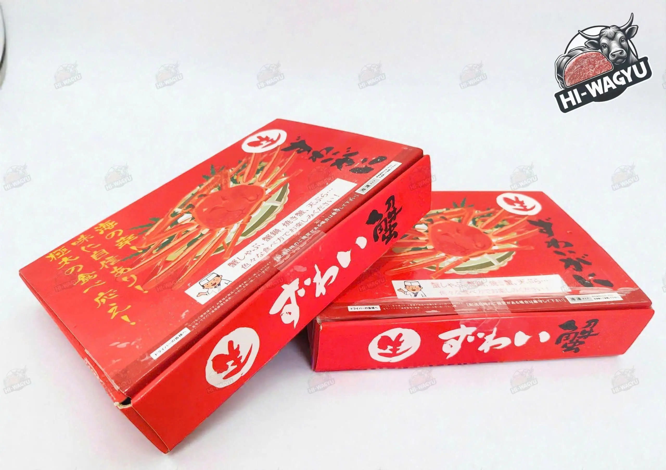 4. Hướng dẫn chọn mua và bảo quản chân cua tuyết đông lạnh nhập khẩuChọn mua: Kiểm tra bao bì và nhãn mác rõ ràng, có ghi “Hokkaido”, “Japan”, “Snow Crab Legs”, “600g”. Sản phẩm còn nguyên đai, không bị rã đông, tránh mua hàng đã tan rồi đóng băng lại. Giá cả phù hợp với phân khúc cao cấp – tránh mua dựa chỉ vào giá rẻ vì có thể là hàng giả hoặc chất lượng kém. Bảo quản tại nhà: Giữ ở ngăn đá tủ lạnh ở nhiệt độ khoảng -18 °C để đảm bảo chất lượng. Khi muốn sử dụng, cho rã đông từ từ trong ngăn mát để thịt giữ được độ ngọt và nước tự nhiên. Tránh rã đông bằng nước nóng hoặc lò vi sóng vì sẽ làm thịt mất độ ngọt và kết cấu. Với việc “bảo quản cua tuyết đông lạnh tại nhà” đúng cách, bạn sẽ giữ vẹn hương vị và chất lượng như mới.