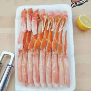 1. Nguồn gốc xuất xứ của chân cua tuyết Hokkaido Sản phẩm chân cua tuyết Hokkaido được khai thác tại vùng biển quanh đảo Hokkaido – Nhật Bản, nơi điều kiện nước biển lạnh, giàu dinh dưỡng, tạo nên hương vị đặc biệt cho cua tuyết. Theo thông tin, tại Hokkaido có nhiều loại cua – trong đó cua tuyết (snow crab – Zuwaigani) được mô tả là “hương vị thanh lịch và nhẹ nhàng”. uu-hokkaido.in+1 Khẩu hiệu “cua tuyết mùa nào ngon nhất” thường được gắn với thời điểm đầu xuân đến đầu hè; tuy nhiên, với sản phẩm đông lạnh nhập khẩu, bạn có thể thưởng thức quanh năm. Sản phẩm với khối lượng 600g phù hợp cho gia đình nhỏ hoặc sử dụng làm quà tặng cao cấp.