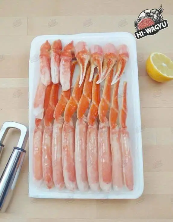 1. Nguồn gốc xuất xứ của chân cua tuyết HokkaidoSản phẩm chân cua tuyết Hokkaido được khai thác tại vùng biển quanh đảo Hokkaido – Nhật Bản, nơi điều kiện nước biển lạnh, giàu dinh dưỡng, tạo nên hương vị đặc biệt cho cua tuyết. Theo thông tin, tại Hokkaido có nhiều loại cua – trong đó cua tuyết (snow crab – Zuwaigani) được mô tả là “hương vị thanh lịch và nhẹ nhàng”. uu-hokkaido.in+1 Khẩu hiệu “cua tuyết mùa nào ngon nhất” thường được gắn với thời điểm đầu xuân đến đầu hè; tuy nhiên, với sản phẩm đông lạnh nhập khẩu, bạn có thể thưởng thức quanh năm. Sản phẩm với khối lượng 600g phù hợp cho gia đình nhỏ hoặc sử dụng làm quà tặng cao cấp.