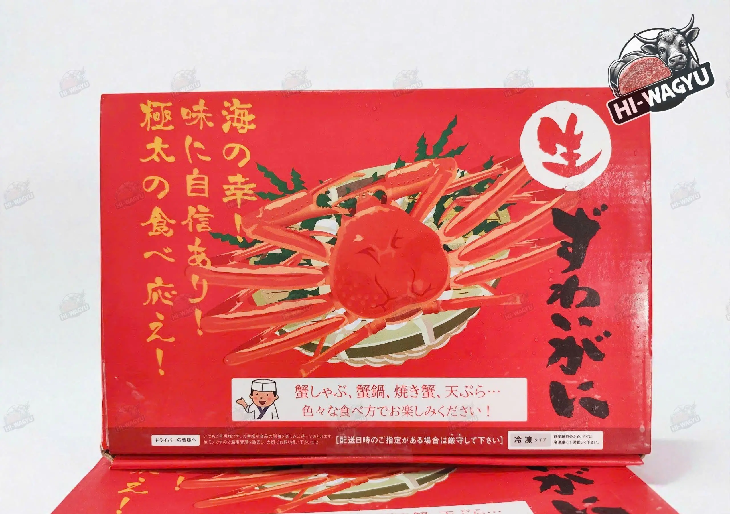 5. Cách chế biến chân cua tuyết Hokkaido thơm ngon tại nhàDưới đây là một số cách đơn giản nhưng hiệu quả để bạn tận hưởng sản phẩm: Hấp cách thủy: Đặt chân cua trên kệ cao trong nồi hấp, thêm chút muối và vỏ chanh để tăng hương. Nướng mỡ hành: Sau khi rã đông, quét bơ và mỡ hành lên chân cua rồi nướng nhẹ để lớp thịt bên trong chín mềm, bên ngoài hơi giòn. Lẩu – shabu-shabu: Cắt từng khúc chân cua, nhúng nhanh vào nước lẩu nêm nhẹ (dashi + rượu mirin) rồi chấm muối chanh hoặc sốt ponzu. Khi chế biến “cách chế biến chân cua tuyết thơm ngon” bạn sẽ thấy vị ngọt thanh, thịt chắc và cảm giác “lưỡi rượi” khi tan trong miệng – rất thích hợp để tiếp khách hoặc dùng trong bữa tiệc gia đình.