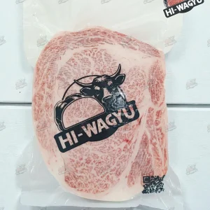 Ưu Điểm Nổi Bật Của Ribeye Wagyu A5 Miếng Ribeye Wagyu A5 Nhật hay còn gọi “Đầu Thăn Ngoại” sở hữu những ưu điểm đáng kinh ngạc: Vân mỡ (marbling) đỉnh cao Vân mỡ trắng xen kẽ thịt đỏ tạo nên hình ảnh đặc trưng của Wagyu. Chính vân mỡ là yếu tố giúp thịt mềm, tan chảy khi nấu, và giữ lại hương vị umami đậm đà. Khi thưởng thức tại nhà hàng hay tại nhà, bạn sẽ cảm nhận rõ điều đó: thịt như bơ tan trên lưỡi. MagicalTrip Nếu bạn đang ở TP.HCM hoặc các tỉnh có sân bay như Đà Nẵng, Nha Trang, việc tìm một nhà hàng Wagyu Nhật tại HCM hoặc lựa chọn giao hàng tại nhà thật sự rất thuận tiện.