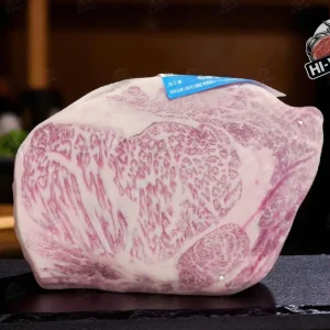 Đầu Thăn Ngoại Bò Wagyu A5 Ribeye Nhật Bản 2 Cách Chế Biến Đầu Thăn Ngoại Wagyu A5 Tại Nhà Dưới đây là hướng dẫn chuẩn để bạn có trải nghiệm tốt nhất với sản phẩm: Chuẩn bị trước khi rã đông và áp chảo Rã đông thịt từ ngăn đá xuống ngăn mát (~4 °C) trong 24h để giữ vân mỡ không bị mất nước. Trước khi chế biến, để thịt về nhiệt độ phòng khoảng 20 phút. Nhẹ nhàng lau khô bề mặt thịt, ướp muối, tiêu vừa phải (nhằm tôn vinh hương vị thịt bò Wagyu chuẩn Nhật). Gia nhiệt chảo hoặc bếp nướng thật nóng trước khi cho miếng ribeye vào — mục đích tạo lớp vỏ đẹp, giữ trong mềm.