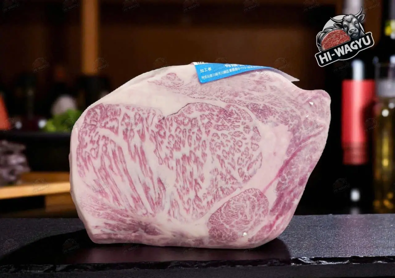 Đầu Thăn Ngoại Bò Wagyu A5 Ribeye Nhật Bản Cách Chế Biến Đầu Thăn Ngoại Wagyu A5 Tại NhàDưới đây là hướng dẫn chuẩn để bạn có trải nghiệm tốt nhất với sản phẩm: Chuẩn bị trước khi rã đông và áp chảo Rã đông thịt từ ngăn đá xuống ngăn mát (~4 °C) trong 24h để giữ vân mỡ không bị mất nước. Trước khi chế biến, để thịt về nhiệt độ phòng khoảng 20 phút. Nhẹ nhàng lau khô bề mặt thịt, ướp muối, tiêu vừa phải (nhằm tôn vinh hương vị thịt bò Wagyu chuẩn Nhật). Gia nhiệt chảo hoặc bếp nướng thật nóng trước khi cho miếng ribeye vào — mục đích tạo lớp vỏ đẹp, giữ trong mềm.