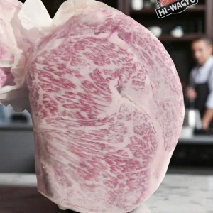 Đầu Thăn Ngoại Bò Wagyu A5 Ribeye Nhật Bản 3 Giá Trị & Lợi Ích Khi Đầu Tư Thịt Bò Wagyu A5 Nhập Khẩu Sức khỏe & dinh dưỡng Thịt bò Wagyu Nhật Bản, đặc biệt loại cấp A5, chứa tỷ lệ mỡ đơn không bão hòa cao, kết cấu vân mỡ phân bố đều giúp dễ tiêu hóa hơn và mang lại hương vị mềm mượt hơn nhiều so với bò thông thường. Wikipedia+1 Nếu bạn quan tâm tới sức khỏe nhưng vẫn muốn trải nghiệm món thịt “sang”, ribeye Wagyu A5 là lựa chọn phù hợp.