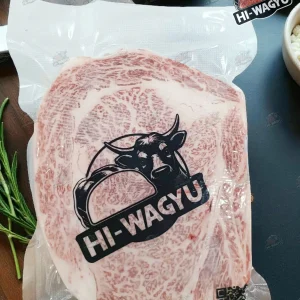 Tại Sao Chọn Bò Wagyu A5 Nhật Bản Cao Cấp? Chọn bò Wagyu A5 Nhật Bản bạn đang chọn một trải nghiệm ẩm thực đỉnh cao, không chỉ đơn thuần là một miếng thịt. Nhờ vào chăm sóc đặc biệt và tiêu chuẩn nghiêm ngặt của Nhật, loại bò này mang lại hương vị và kết cấu “tan trong miệng” mà khó có sản phẩm nào sánh bằng. MagicalTrip+2SAVOR JAPAN+2 So với các loại Wagyu từ Úc hoặc Mỹ, Wagyu Nhật có điểm marbling (vân mỡ) và mức phân hạng cao hơn — ví dụ như cấp A5 — và đó là lý do vì sao nó được liệt vào hàng “cao cấp”. MagicalTrip+1 Thương hiệu HI WAGYU tại Việt Nam cam kết phân phối đầu thăn ngoại bò Wagyu A5 Nhật Bản chuẩn hãng, giúp khách hàng tại TP.HCM và các tỉnh thành lớn dễ dàng tiếp cận sản phẩm nhập khẩu cao cấp. Thịt Bò Wagyu Nhật – HiWagyu+1